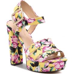 Sandały GUESS - Lylah3 FL6LY3 FAP03 YELLO. Żółte klapki damskie Guess, z aplikacjami, ze skóry, bez obcasa, na obcasie. W wyprzedaży za 579,00 zł.