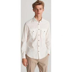 Bawełniana koszula regular fit - Kremowy. Białe koszule męskie Reserved, s, bez wzorów, z bawełny, bez kołnierzyka, bez rękawów. Za 99,99 zł.