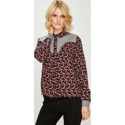 Pepe Jeans - Koszula Betsy. Czarne bluzki damskie Pepe Jeans, na co dzień, s, w kwiaty, z bawełny, klasyczne, z klasycznym kołnierzykiem, z długim rękawem. W wyprzedaży za 139,90 zł.