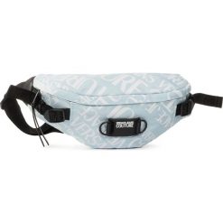 Saszetka nerka VERSACE JEANS COUTURE - E1YVBB56 71505 904. Niebieskie nerki damskie Versace Jeans Couture, bez wzorów, z jeansu, młodzieżowe, bez dodatków. Za 499,00 zł.
