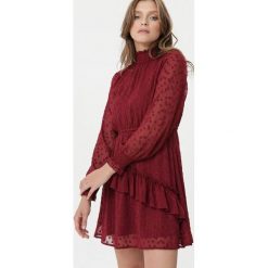 Bordowa Sukienka Vallauris. Czerwone sukienki damskie Born2be, s, bez wzorów, ze stójką, bez rękawów, długie, mini, rozkloszowane. Za 179,99 zł.