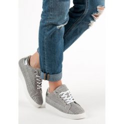 BUTY SPORTOWE W KRATKĘ. Szare buty sportowe damskie eVento, w kratkę, bez zapięcia. Za 76,90 zł.