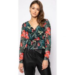 Bluzka Guess Elizabeth W0GH93 W8SL0. Zielone bluzki damskie Guess, s, z aplikacjami, z poliesteru, bez kołnierzyka, bez rękawów. W wyprzedaży za 299,00 zł.
