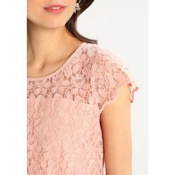 More & More Sukienka koktajlowa rose blush. Różowe sukienki damskie marki More & More, bez wzorów, z poliesteru, wizytowe, bez kołnierzyka, bez rękawów. Za 549,00 zł.