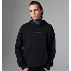 Bluza z haftowanym napisem - Czarny. Czarne bluzy męskie Reserved, xl, z haftami, bez kołnierzyka, bez rękawów, bez kaptura. Za 139,99 zł.