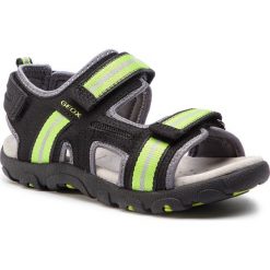 Sandały GEOX - J S.Strada A J9224A 0CE14 C9B3S S Black/Lime Green. Czarne sandały chłopięce Geox, ze skóry ekologicznej, bez zapięcia. W wyprzedaży za 199,00 zł.