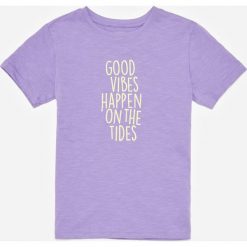 Bawełniany t-shirt z napisem - Fioletowy. Fioletowe t-shirty męskie Reserved, z napisami, z bawełny, bez kołnierzyka. W wyprzedaży za 9,99 zł.