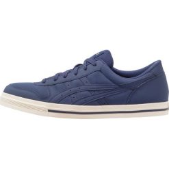 Asics Tiger AARON Tenisówki i Trampki peacoat. Niebieskie trampki i tenisówki damskie marki Asics Tiger, z tworzywa sztucznego. W wyprzedaży za 194,35 zł.