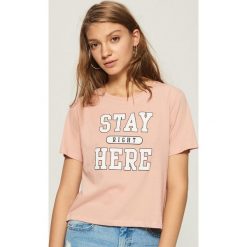 T-shirt z nadrukiem all over - Różowy. Różowe t-shirty damskie Sinsay, s, z nadrukiem, bez kołnierzyka. Za 14,99 zł.