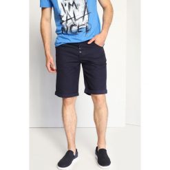 SZORTY MĘSKIE GŁADKIE. Szare spodenki i szorty męskie Top Secret, na zimę, m, bez wzorów, eleganckie, krótkie. W wyprzedaży za 49,99 zł.