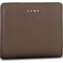 Mały Portfel Damski DKNY - Bifold Wallet R83ZA657 Desert DES. Pomarańczowe portfele damskie DKNY, bez wzorów, ze skóry. W wyprzedaży za 259,00 zł.