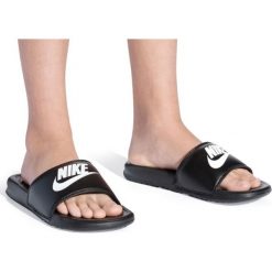 MĘSKIE KLAPKI BENASSI (45). Klapki męskie Nike, w paski, z dzianiny. W wyprzedaży za 99,99 zł.