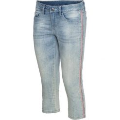 Dżinsy rybaczki z ćwiekami bonprix niebieski "washed". Niebieskie jeansy damskie bonprix. Za 134,99 zł.