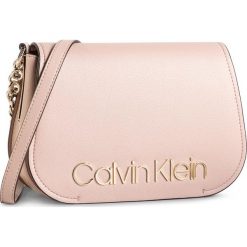 Torebka CALVIN KLEIN - Dressed Up Xbody K60K605374 646. Różowe listonoszki damskie Calvin Klein, bez wzorów, ze skóry ekologicznej, na ramię, bez dodatków. Za 579,00 zł.
