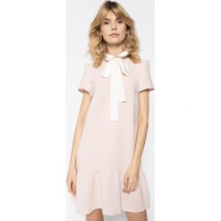 Sukienka koktajlowa Red Valentino TR3VAL15. Czarne sukienki damskie Red Valentino, bez wzorów, z poliesteru, wizytowe, bez kołnierzyka, bez rękawów. W wyprzedaży za 1359,00 zł.