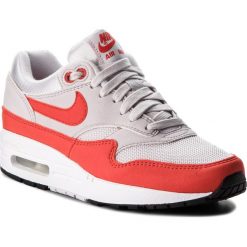 Buty NIKE - Air Max 1 319986 035 Vast Grey/Habanero Red. Szare półbuty damskie Nike, z tworzywa sztucznego. W wyprzedaży za 389,00 zł.