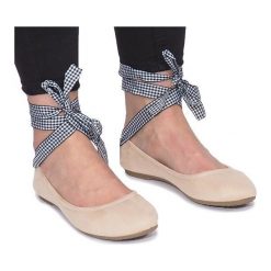 Brązowe Beżowe balerinki z kokardką Acro. Pomarańczowe baleriny damskie ButyModne, bez wzorów, ze skóry, eleganckie, bez obcasa. Za 69,00 zł.