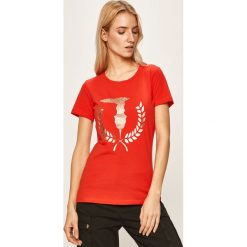 Trussardi Jeans - T-shirt. Czerwone bluzki damskie Trussardi Jeans, s, z nadrukiem, z elastanu, z okrągłym kołnierzem. W wyprzedaży za 129,90 zł.