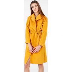 Płaszcz materiałowy - 65-6168A SENA. Żółte płaszcze damskie Unisono, s, w paski, z elastanu, klasyczne, długie. Za 59,00 zł.