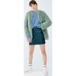 Minispódniczka ze sztucznej skóry z pięcioma kieszeniami. Szare spódniczki damskie Pull&Bear, bez wzorów, z jeansu. Za 89,90 zł.