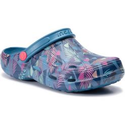 Klapki COQUI - Tina Printed 1353-206-5100 Niagara Blue/Tropical Triangles. Niebieskie klapki damskie Coqui, bez wzorów, z tworzywa sztucznego, bez obcasa. Za 69,00 zł.