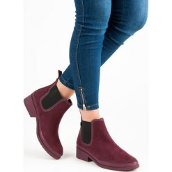 BOTKI SZTYBLETY. Czerwone botki damskie marki KYLIE, bez obcasa, bez zapięcia. Za 115,00 zł.
