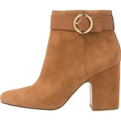 MICHAEL Michael Kors ALANA BOOTIE Ankle boot acorn. Czarne botki damskie skórzane marki MICHAEL Michael Kors, przed kolano, na wysokim obcasie. Za 1049,00 zł.