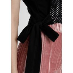 Bluzki damskie: Lost Ink Petite SPOT SCALLOP Bluzka black