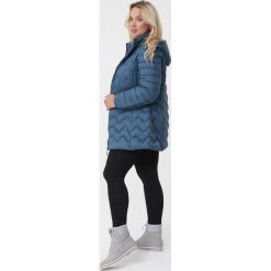 Zielona Kurtka Lailah. Zielone kurtki damskie Born2be, na wiosnę, xl, bez wzorów, długie, bez kaptura. Za 159,99 zł.