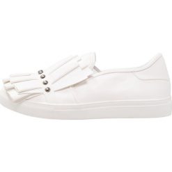 Creepersy damskie: Lost Ink Wide Fit SARA RUFFLE AND STUD SLIP ON TRAINER Półbuty wsuwane white