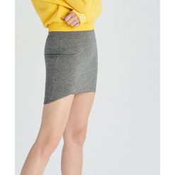 Kopertowa spódnica mini - Czarny. Czarne spódniczki damskie marki Sinsay, s, bez wzorów, mini, kopertowe. Za 29,99 zł.