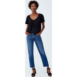 Koszulka basic z dekoltem w serek. Czarne t-shirty damskie Pull&Bear, z dekoltem w serek. Za 29,90 zł.