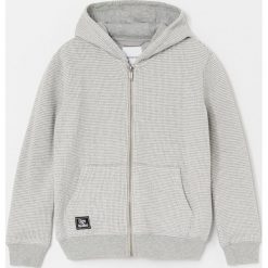 Bluza z miękkiej waflowej dzianiny - Jasny szary. Szare bluzy męskie Reserved, m, bez wzorów, z dzianiny, bez kołnierzyka, bez rękawów, bez kaptura. Za 69,99 zł.