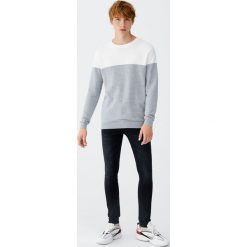 Czarne jeansy super skinny. Czarne rurki męskie marki Pull&Bear, z denimu. Za 62,90 zł.