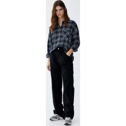 Koszula w kratkę z długim rękawem. Zielone koszule damskie w kratkę marki Pull&Bear, z długim rękawem. Za 89,90 zł.