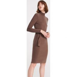 Sukienka z golfem - Khaki. Brązowe sukienki damskie Reserved, s, bez wzorów, z golfem, bez rękawów. Za 119,99 zł.