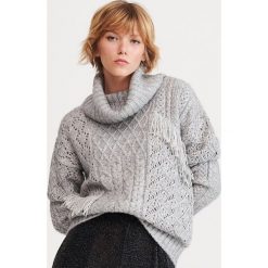Sweter z dekoracyjnym splotem - Jasny szary. Szare swetry damskie Reserved, s, bez wzorów, ze splotem, bez rękawów, bez kaptura. W wyprzedaży za 59,99 zł.