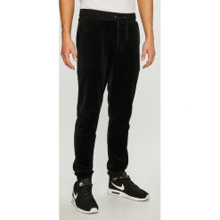 Emporio Armani - Spodnie. Czarne spodnie męskie Emporio Armani, na co dzień, xl, bez wzorów, z elastanu, casualowe. W wyprzedaży za 299,90 zł.