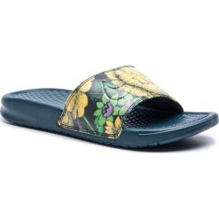 Klapki NIKE - Benassi Jdi Print 618919 302 NightShade/NightShade. Zielone klapki damskie Nike, bez wzorów, z tworzywa sztucznego, bez obcasa. Za 129,00 zł.