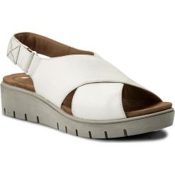 Sandały CLARKS - Un Kerely Hail 261322354 White Leather. Białe klapki damskie marki Clarks, bez wzorów, ze skóry, bez obcasa, na obcasie. W wyprzedaży za 279,00 zł.