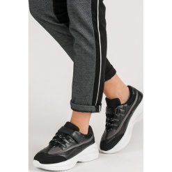 MODNE CZARNE SNEAKERSY. Czarne trampki i tenisówki damskie Merg. Za 99,90 zł.