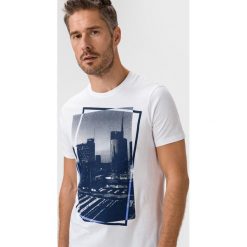 Armani Exchange Koszulka Biały. Białe podkoszulki męskie Armani Exchange, s, bez wzorów, z bawełny, z krótkim rękawem. Za 188,95 zł.