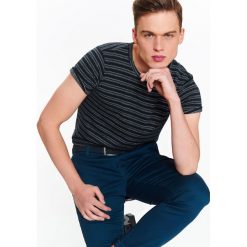 T-SHIRT MĘSKI ZE STRUKTURALNEJ I PRZYJEMNEJ DZIANINY. Szare t-shirty męskie marki Top Secret, na lato, m, z dzianiny. Za 19,99 zł.