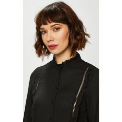 Vero Moda - Koszula. Czarne bluzki damskie Vero Moda, na co dzień, s, bez wzorów, z poliesteru, bez kołnierzyka, z długim rękawem. W wyprzedaży za 89,90 zł.