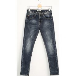 Granatowe Jeansy Steep. Czarne jeansy męskie z dziurami marki Born2be, m, z nadrukiem, z dresówki, z kapturem. Za 54,99 zł.