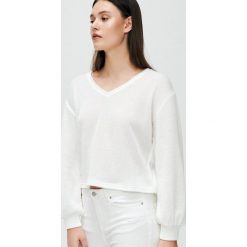 Sweter z ozdobnym dekoltem na plecach - Kremowy. Białe swetry damskie Cropp, s, bez wzorów, bez rękawów, bez kaptura. Za 69,99 zł.