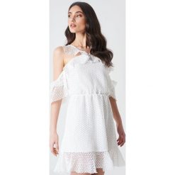 Linn Ahlborg x NA-KD Sukienka z podwójną falbaną - White. Białe sukienki damskie Linn Ahlborg x NA-KD, bez wzorów, z poliesteru, z podwójnym kołnierzykiem, bez rękawów, mini. W wyprzedaży za 80,97 zł.