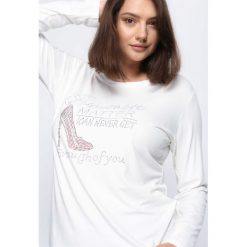 Biała Bluzka Passionate Matter. Białe bluzki damskie marki Born2be, xl, z aplikacjami, z okrągłym kołnierzem, z długim rękawem. Za 39,99 zł.