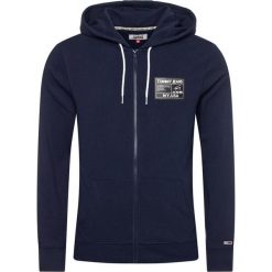 Bluza Tommy Jeans Tjm Logo Zip DM0DM07890. Niebieskie bluzy męskie Tommy Jeans, xl, bez wzorów, z jeansu, bez kołnierzyka, bez rękawów, bez kaptura. W wyprzedaży za 299,00 zł.