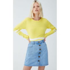 Krótki sweter z okrągłym dekoltem. Różowe swetry damskie Pull&Bear, bez wzorów, z krótkim rękawem, krótkie, bez kaptura. Za 59,90 zł.